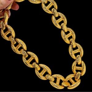 Classic vintage 80s chunky large gold chain choker/necklace with fold over clasp